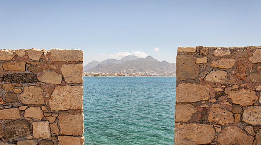 Vue sur la mer et les montagnes au loin depuis le fort vénitien de Ierapetra en Crète